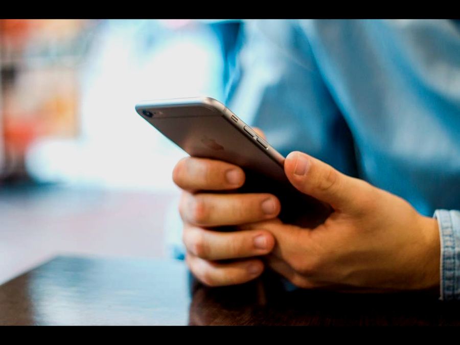 スマートフォンを操作する手元